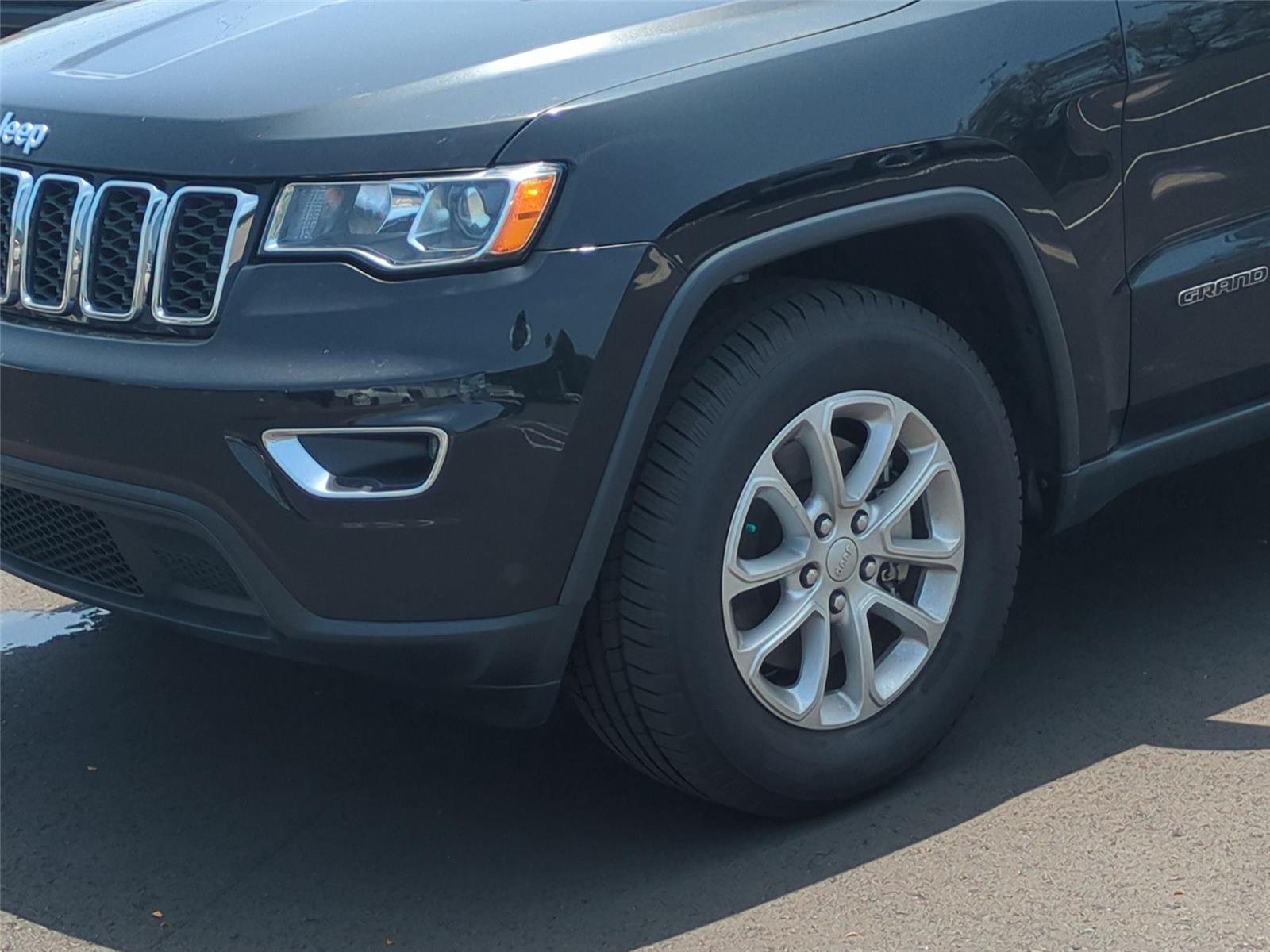 Used 2022 Diamond Black Crystal Pearlcoat Jeep Laredo X image 9