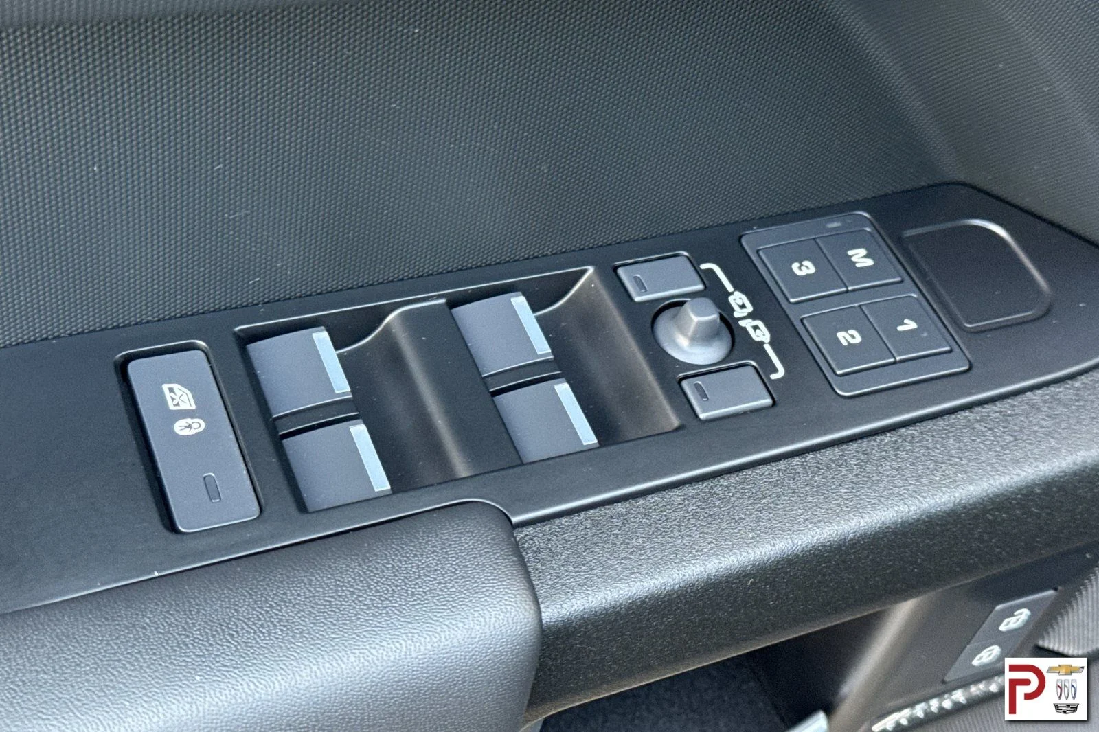 Used 2025 Gray Land Rover V8 image 12