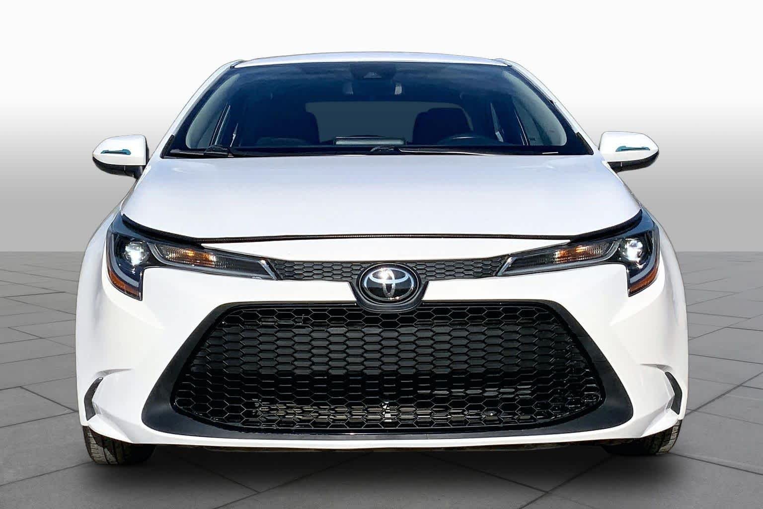 Used 2022 White Toyota LE image 4