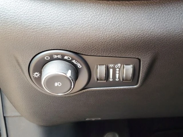 New 2026 Diamond Black Crystal Pearl-Coat Exterior Paint Jeep Latitude image 18