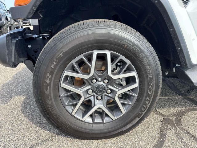 Used 2024 Bright White Clearcoat Jeep Sahara image 11