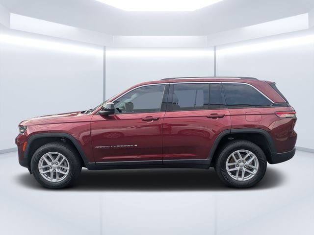 Used 2023 Red Jeep Laredo image 6