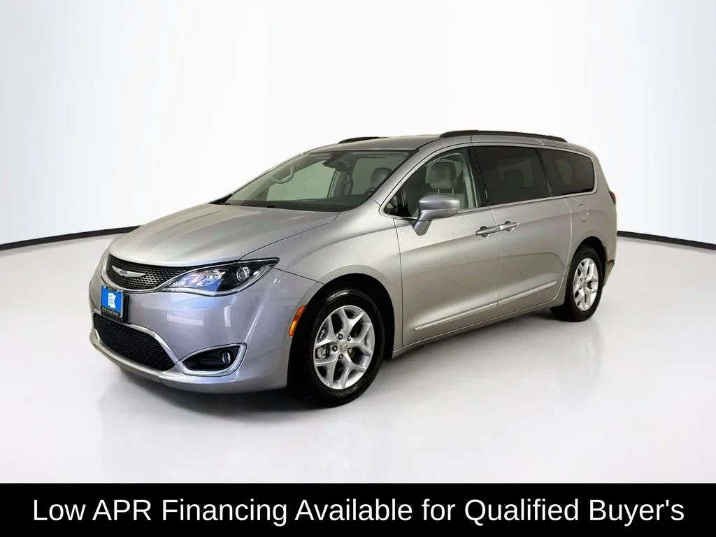 Used 2017 Billet Silver Metallic Clearcoat Chrysler Touring L image 3