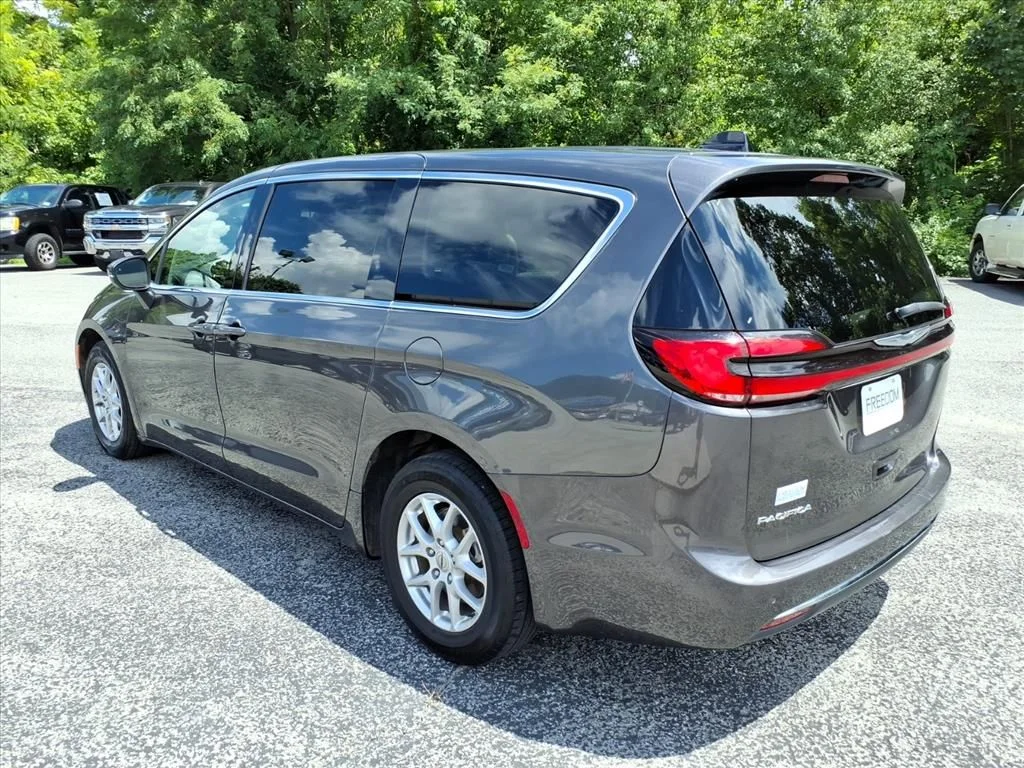 Used 2023 Gray Chrysler Touring L image 3