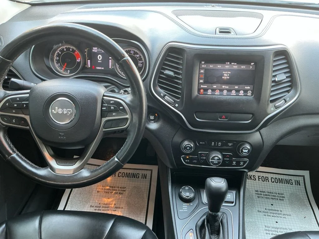 Used 2019 White Jeep Latitude Plus image 17