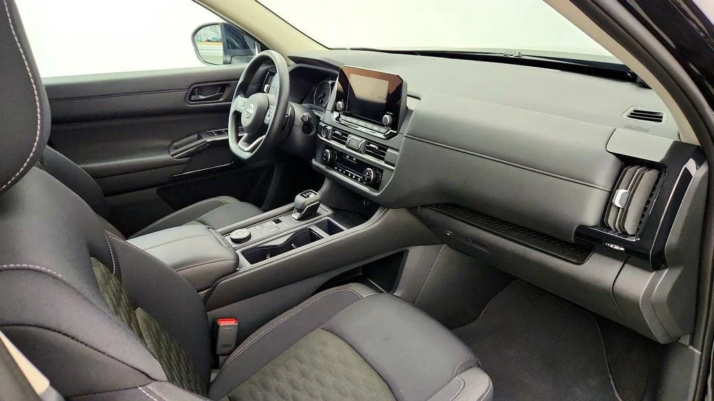 Used 2024 Super Black Nissan S 4WD image 24