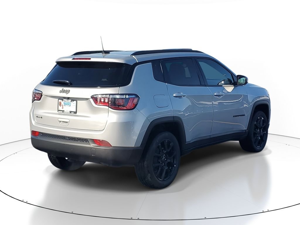 New 2026 Silver Zynith Metallic Clearcoat Jeep Latitude image 4