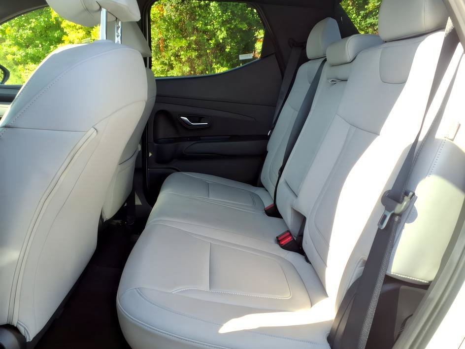 Used 2025 Atlas White Hyundai SEL image 12