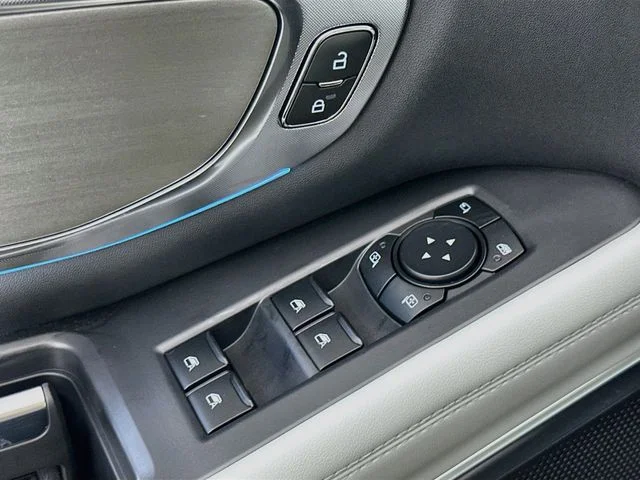 New 2027 Star White Metallic Tri-Coat Ford Platinum image 18