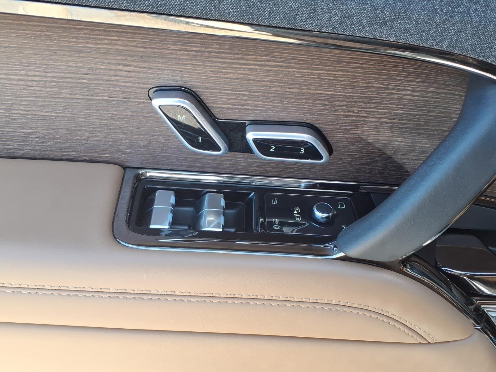 Used 2024 Fuji White Land Rover SE image 22