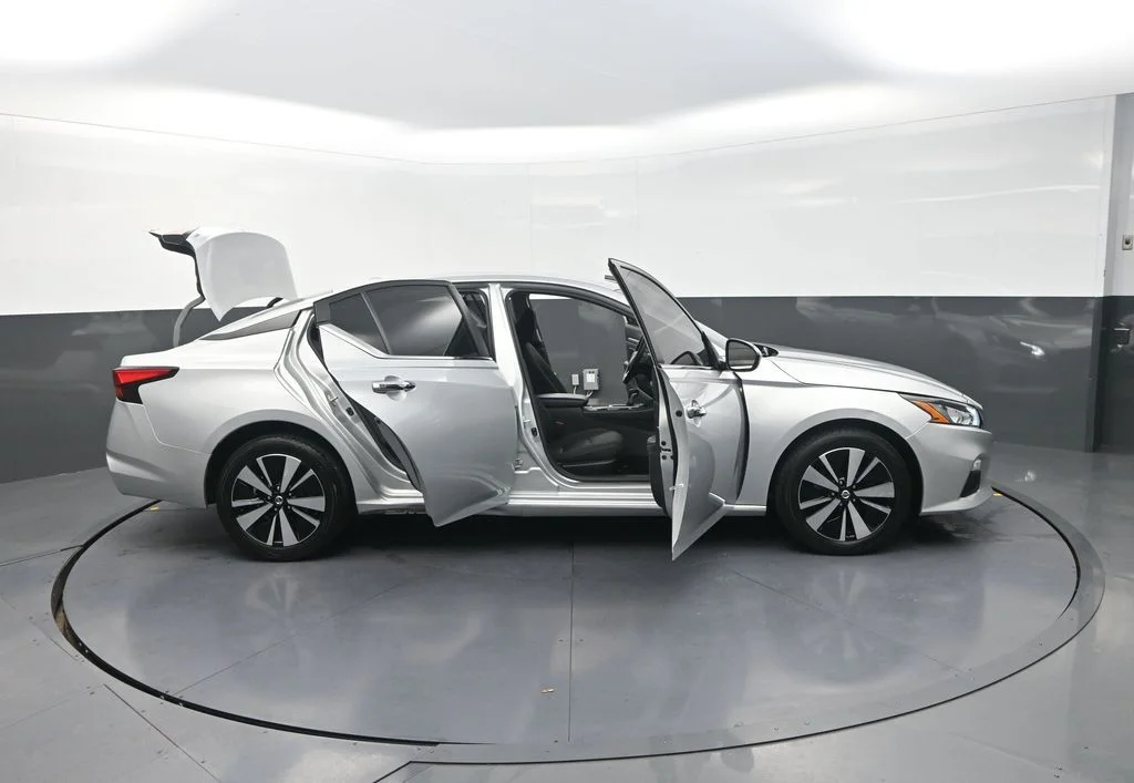 Used 2022 Silver Nissan 2.5 SV image 36
