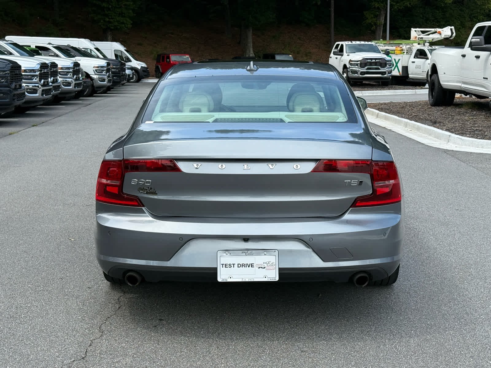 Used 2018 OSMIUM GRAY METALLIC Volvo Momentum image 4