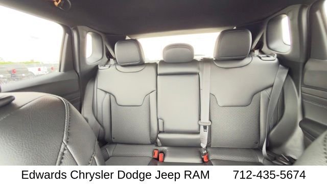 New 2026 Fathom Blue Pearl-Coat Exterior Paint Jeep Latitude image 29