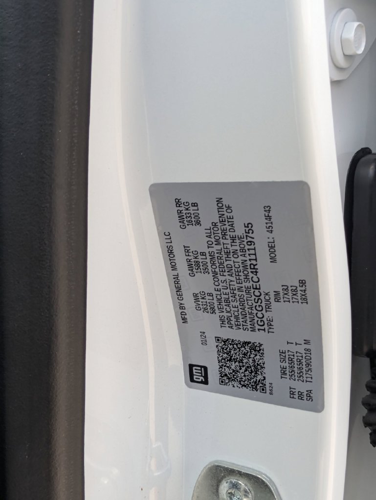Used 2024 White Chevrolet LT image 27