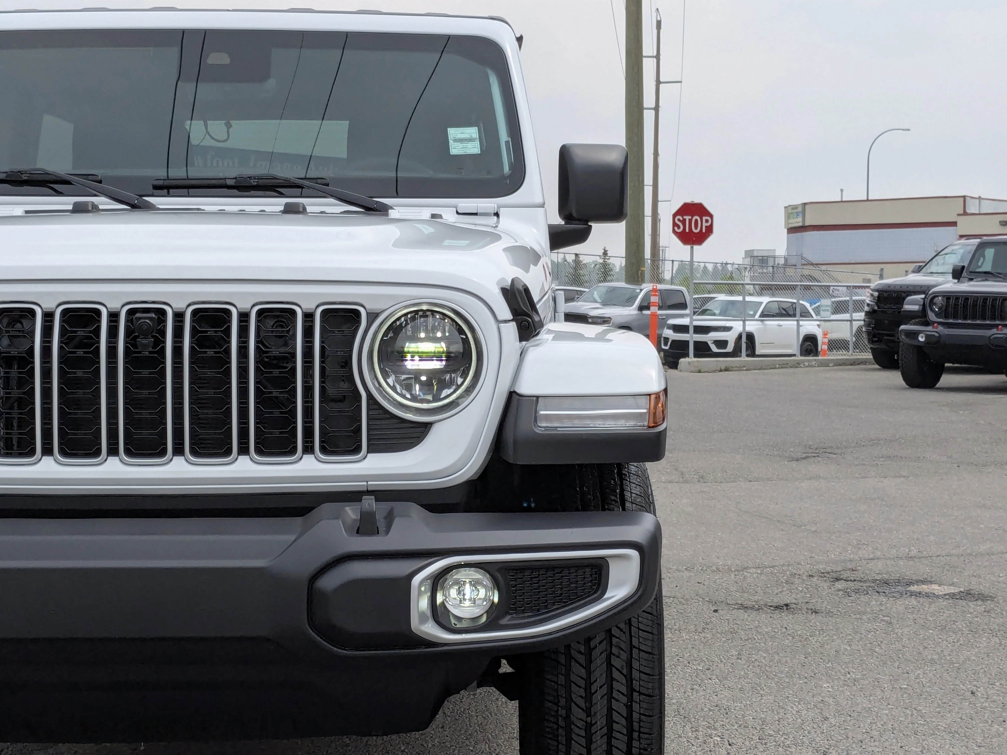 New 2025 White Jeep Sahara - - McKinley Leather Seats - Technology Grp - Safety Grp - Alpine Prem Audio & Tons More! image 9
