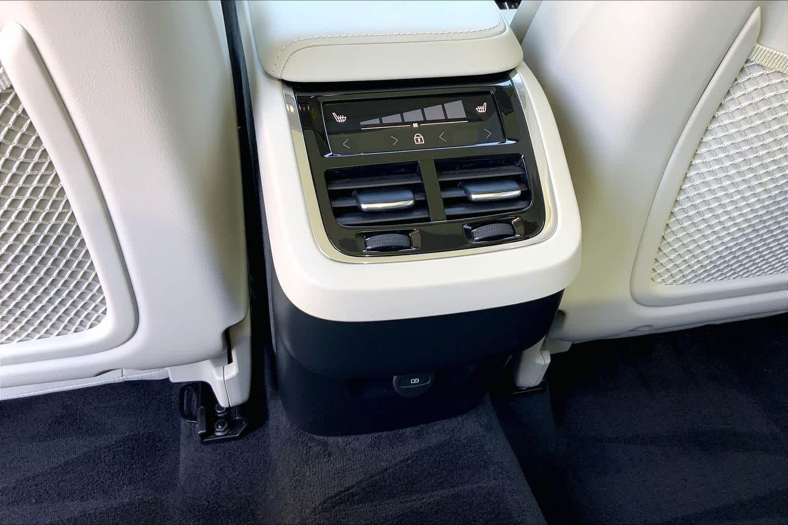 Used 2024 Crystal White Metallic Volvo Ultimate Dark Theme image 34