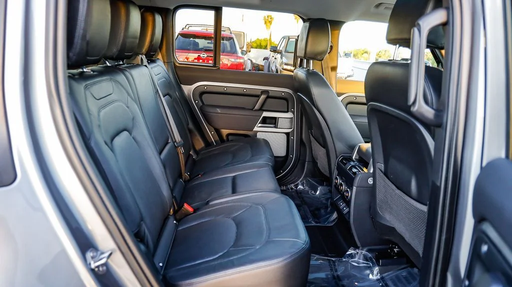 Used 2023  Land Rover SE image 20