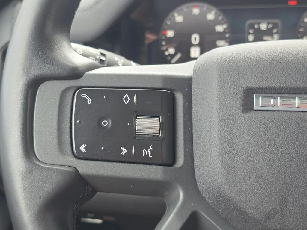 Used 2023 Fuji White Land Rover X-Dynamic SE image 17