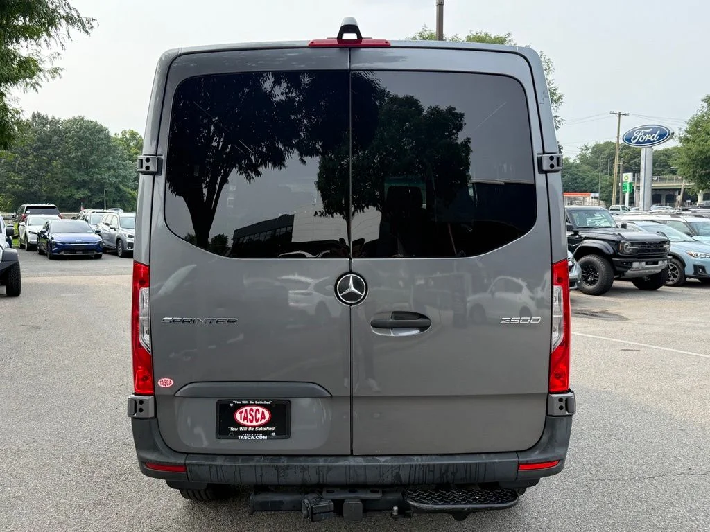 Used 2021  Mercedes-Benz Crew 144 WB image 8
