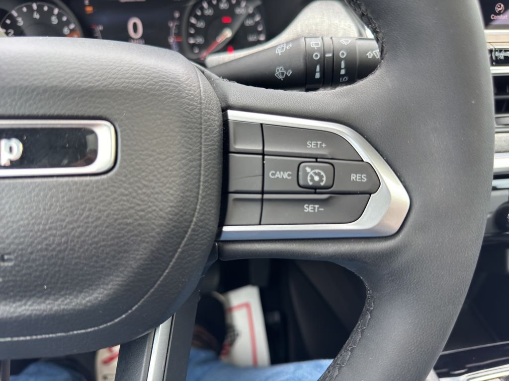 Used 2023 Bright White Clearcoat Jeep Latitude Lux image 27