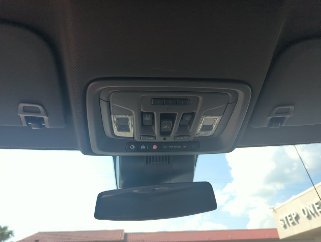 Used 2025 White GMC SLT image 25