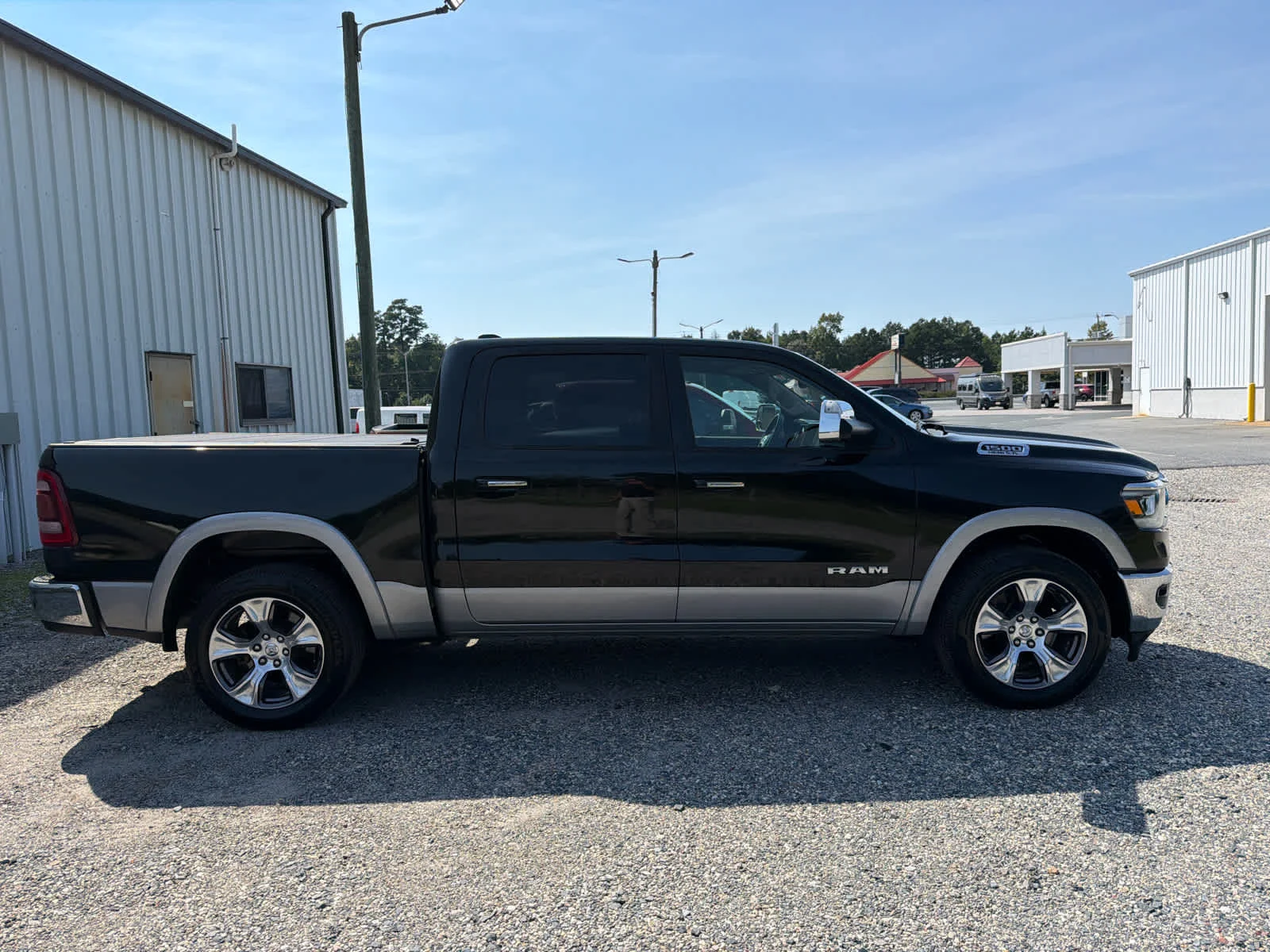 Used 2020 Diamond Black Crystal Pearlcoat Ram Laramie image 12