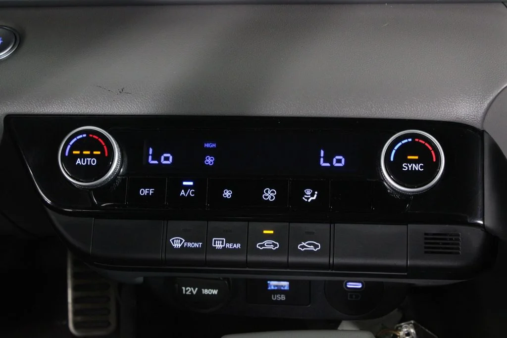 Used 2025 White Hyundai SEL Sport image 22