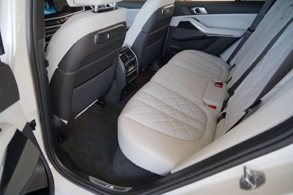 New 2026 Mineral White Metallic BMW xDrive40i image 33