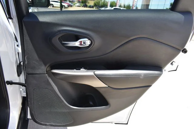 Used 2020 White Jeep Latitude image 15