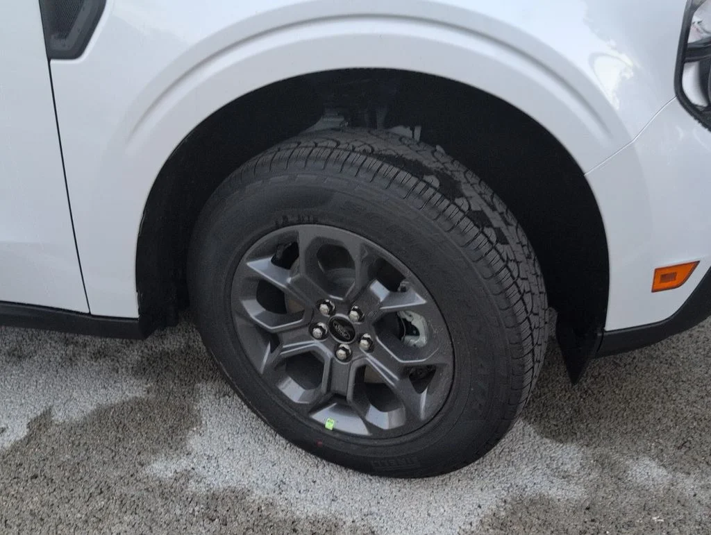New 2025 Oxford White Ford XLT image 3