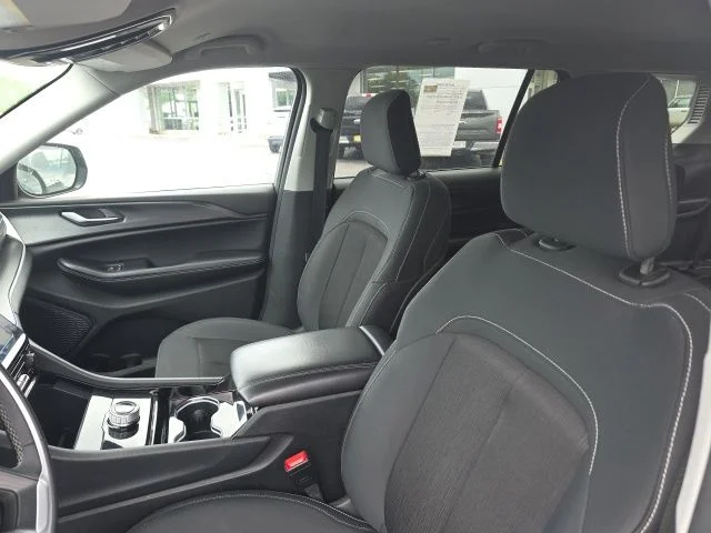 Used 2023 Diamond Black Jeep Laredo image 10