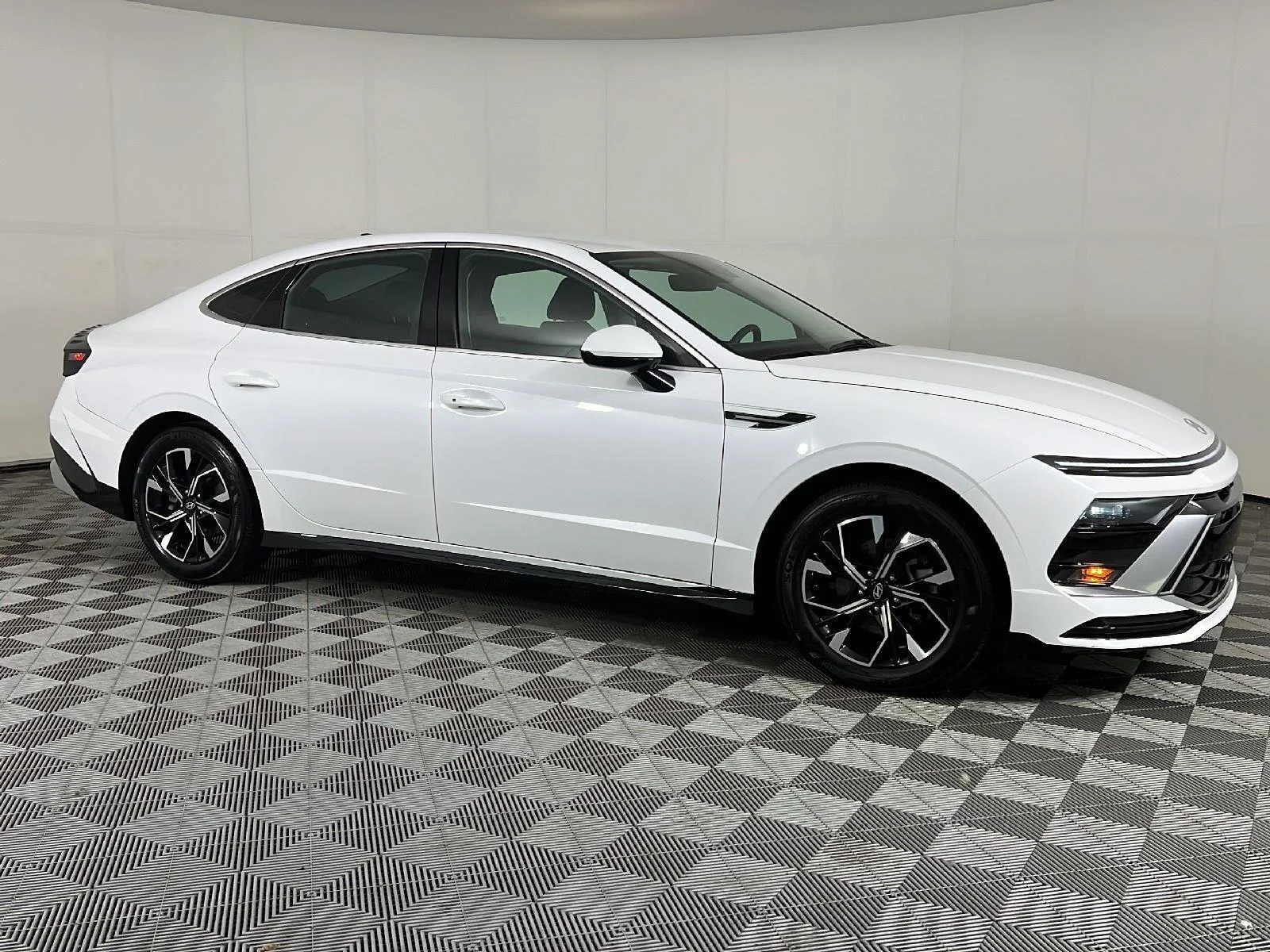 Used 2025  Hyundai  image 4