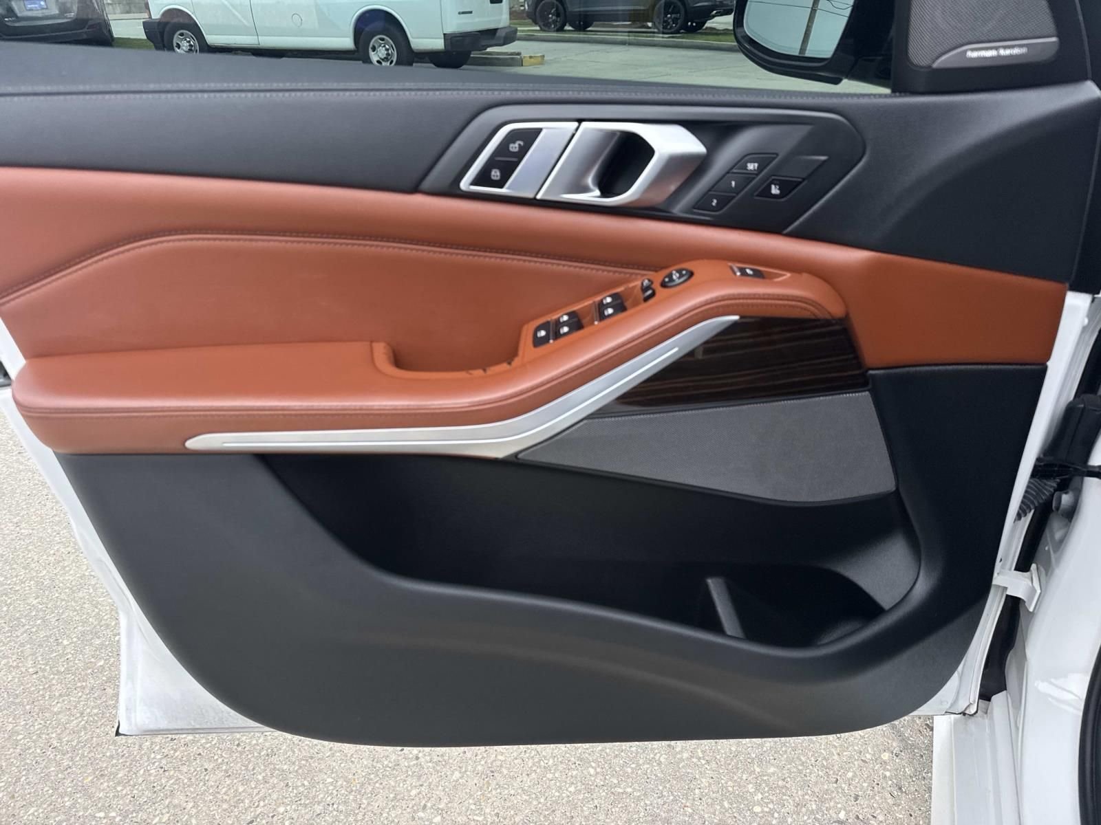 Used 2021 White BMW xDrive40i image 19