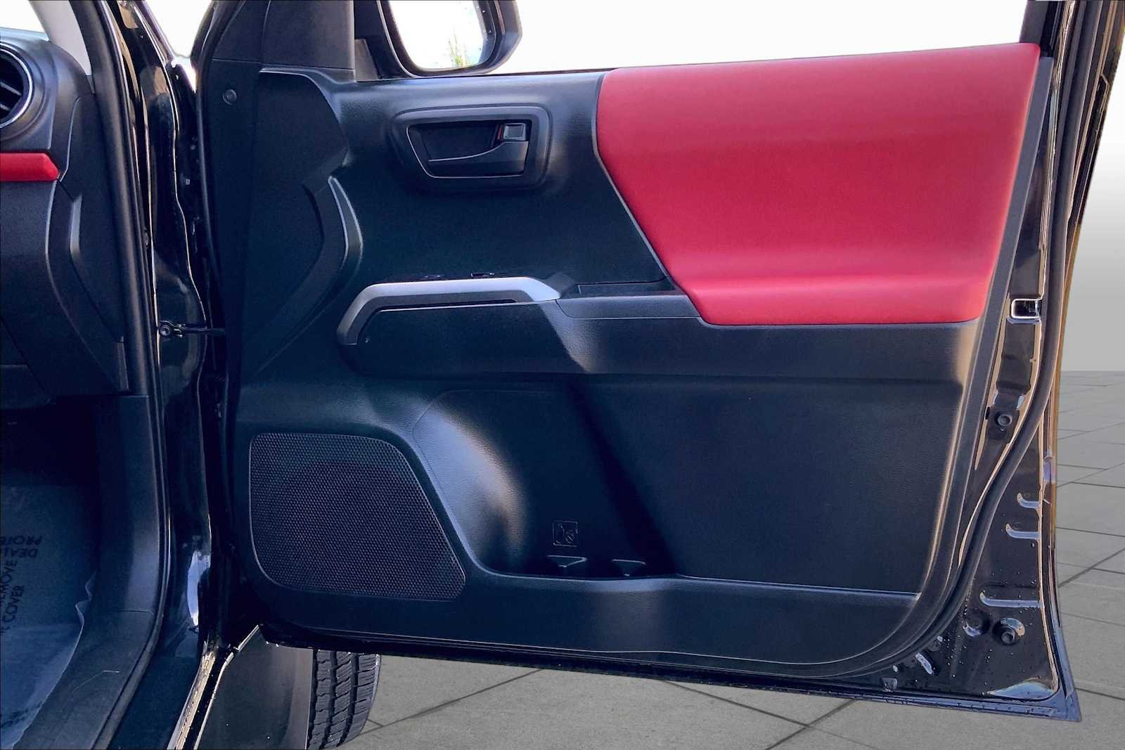 Used 2019 Midnight Black Metallic Toyota SR5 image 22