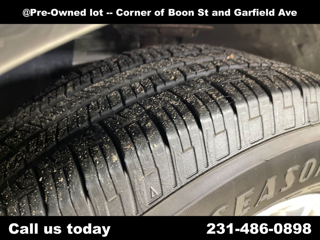 Used 2018 Gray Ford SEL image 11