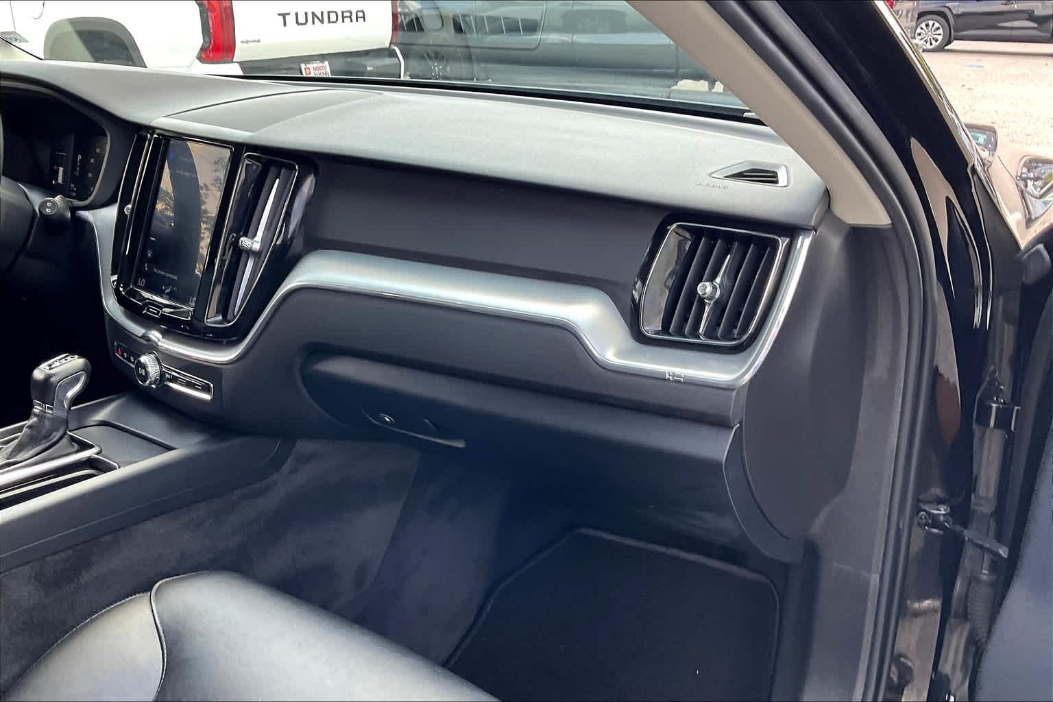 Used 2019 Onyx Black Metallic Volvo Momentum image 18