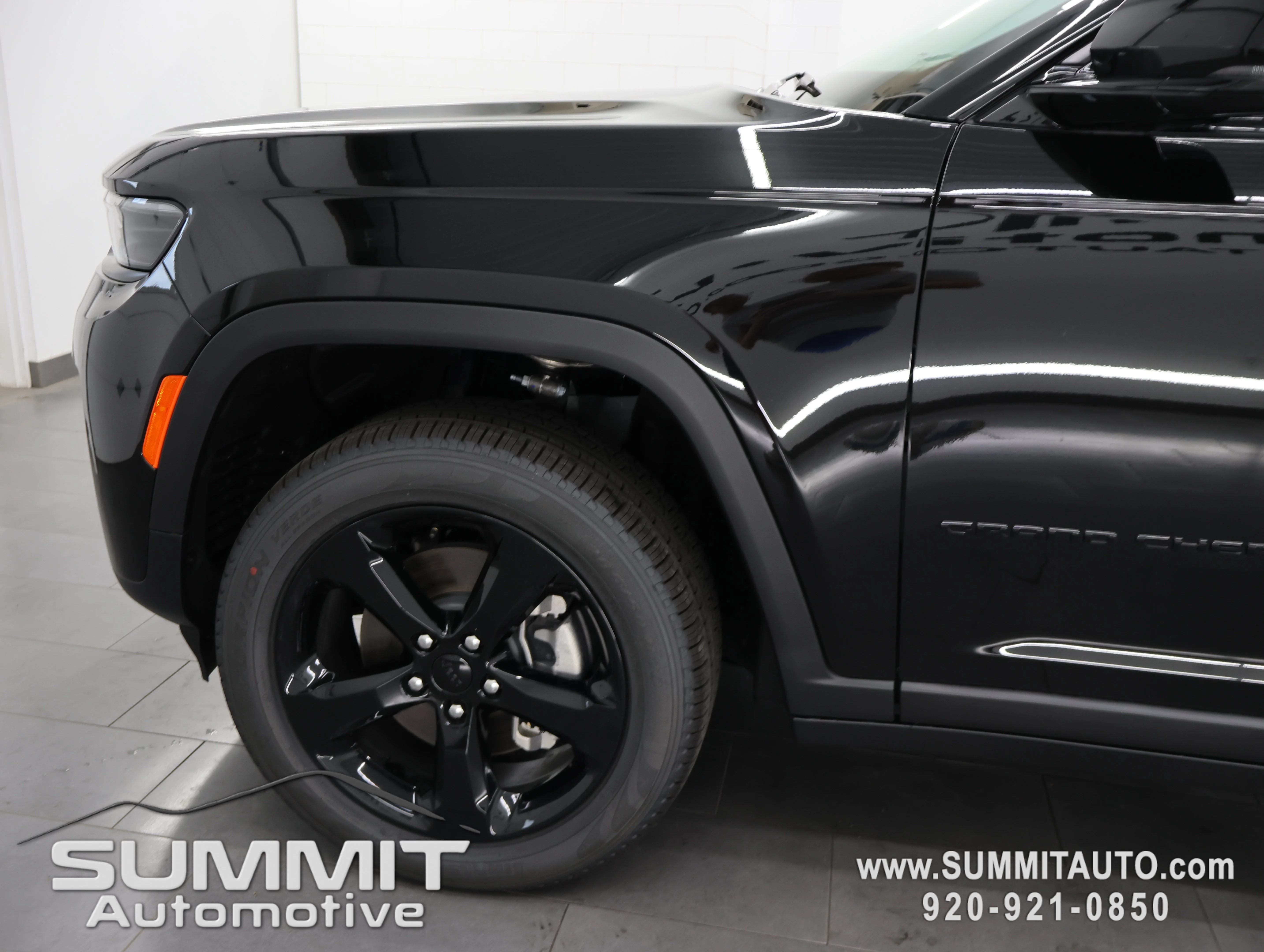 New 2026 Diamond Black Crystal Pearl-Coat Exterior Paint Jeep Limited image 35