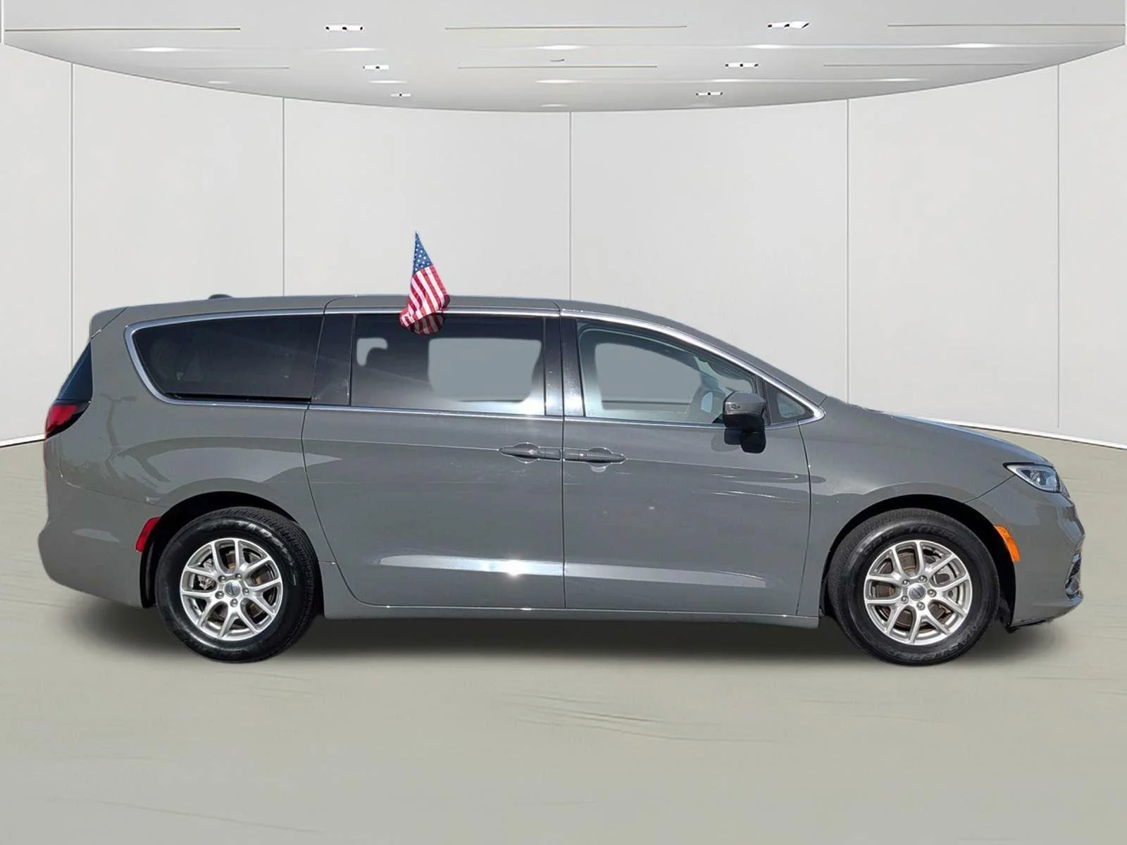 Used 2023 Gray Chrysler Touring L image 2