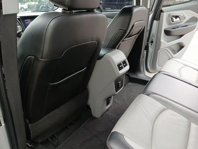 Used 2020 Silver GMC SLT image 13