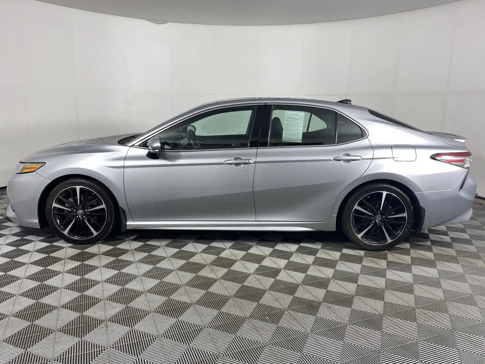 Used 2018 Celestial Silver Metallic Toyota XSE V6 image 11