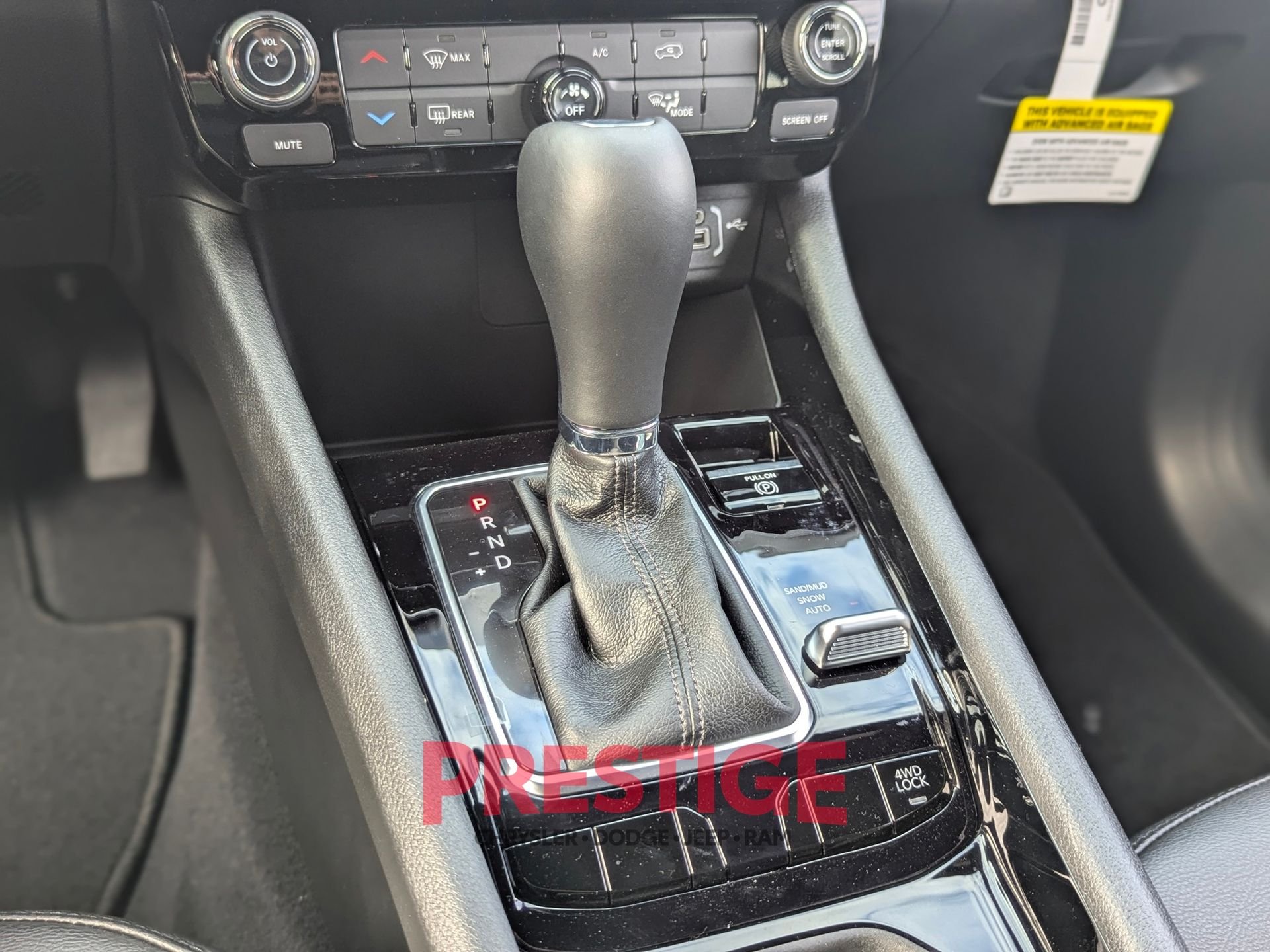 New 2026 Bright White Clear-Coat Exterior Paint Jeep Latitude image 18