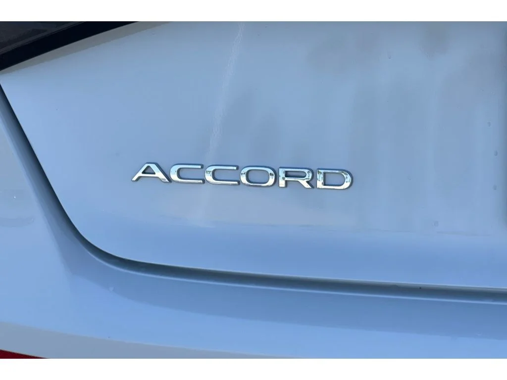 Used 2025 Platinum White Pearl Honda SE image 17