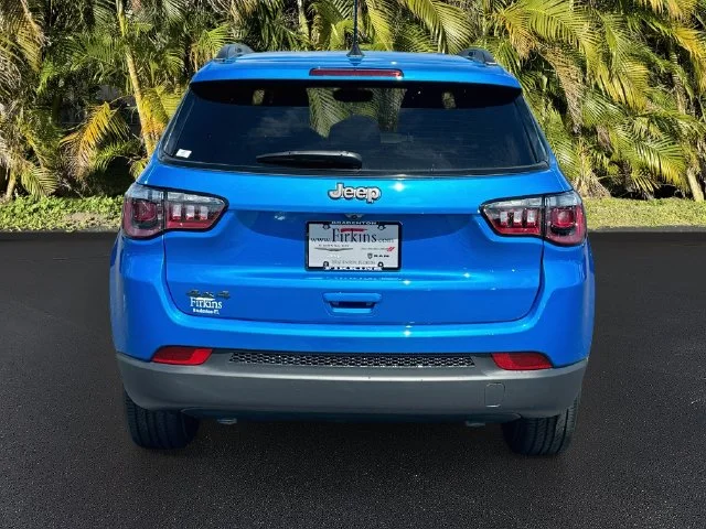 New 2026 Hydro Blue Pearl-Coat Exterior Paint Jeep Latitude image 6