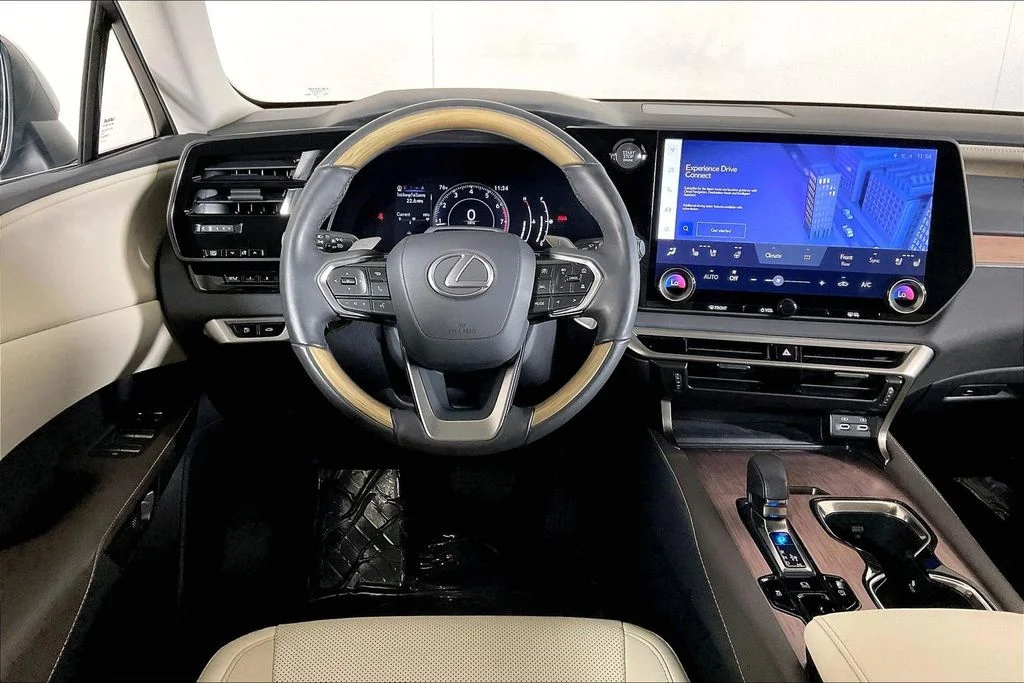 Used 2023  Lexus 350 image 4
