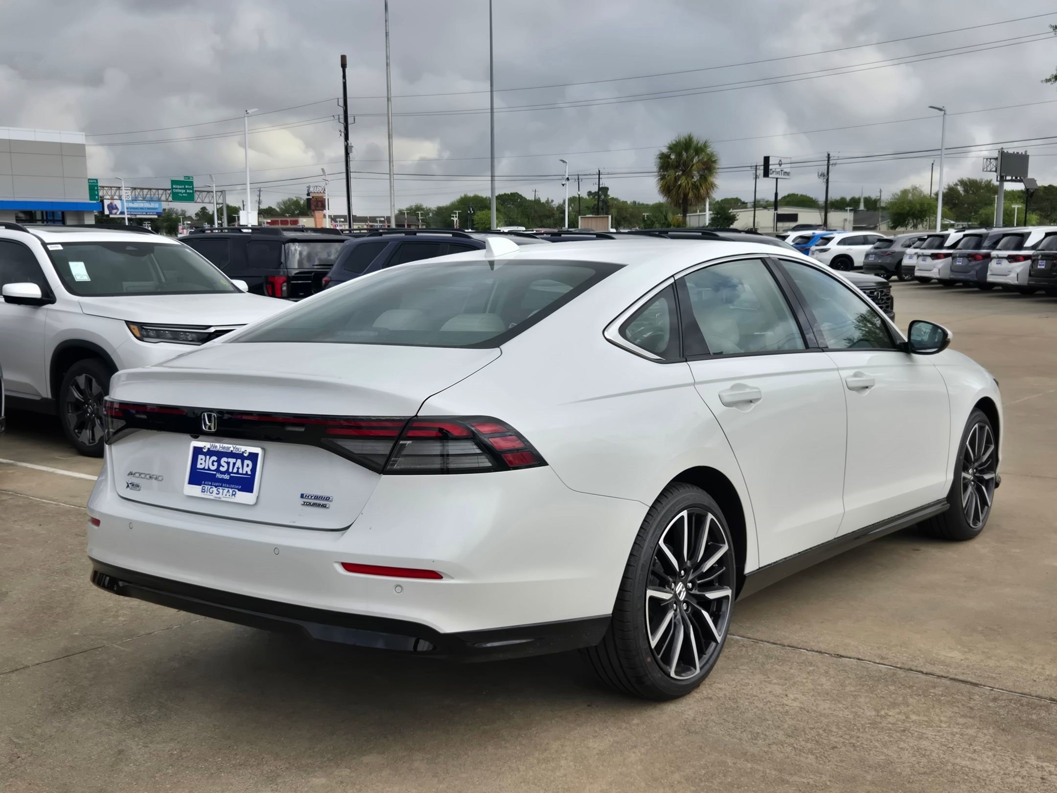 New 2026 Platinum White Pearl Honda Touring image 4