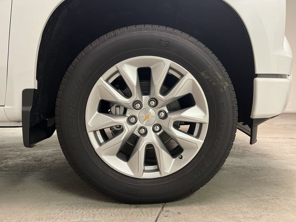 New 2026 Summit White Chevrolet Custom image 10