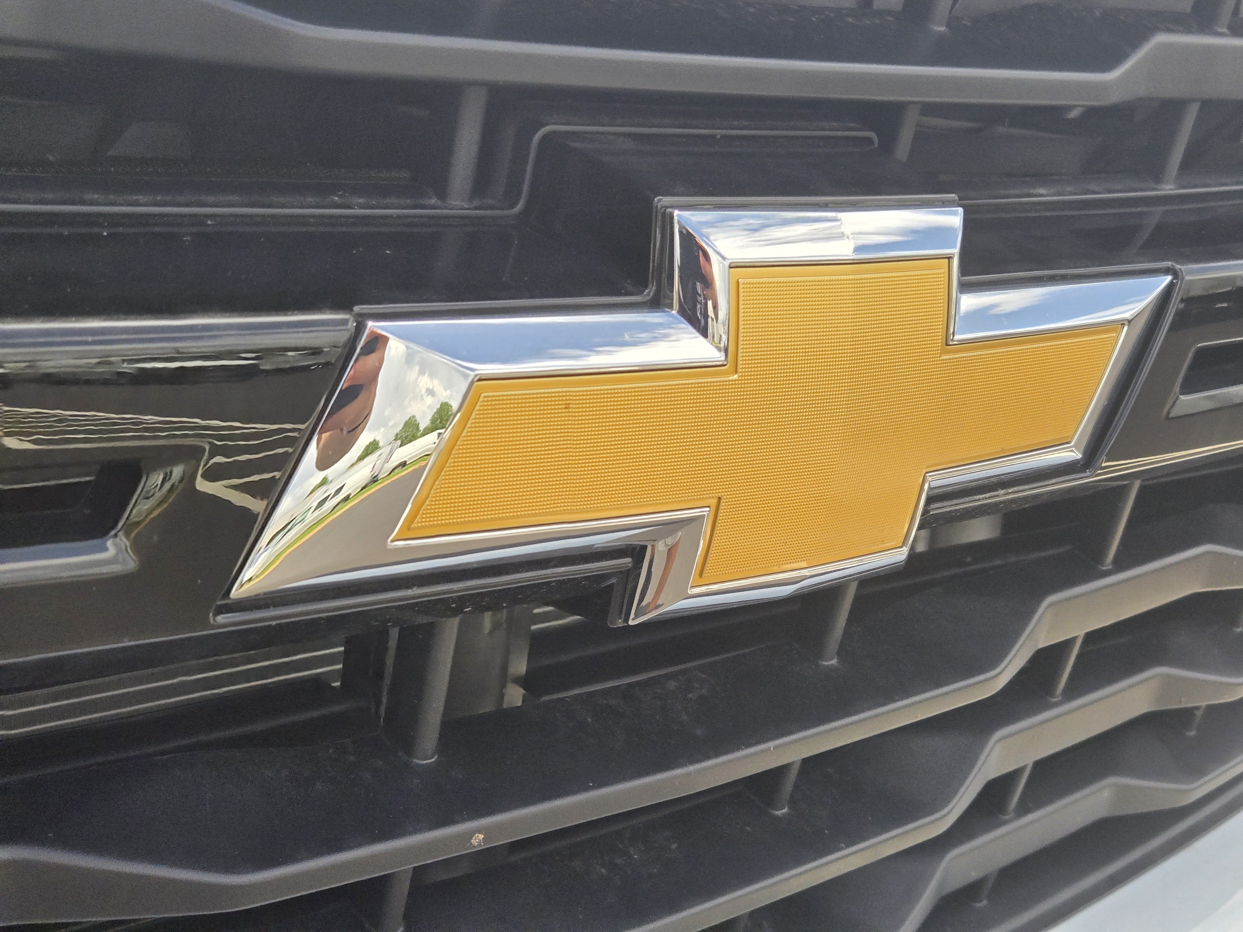 New 2026 Summit White Chevrolet WT image 15