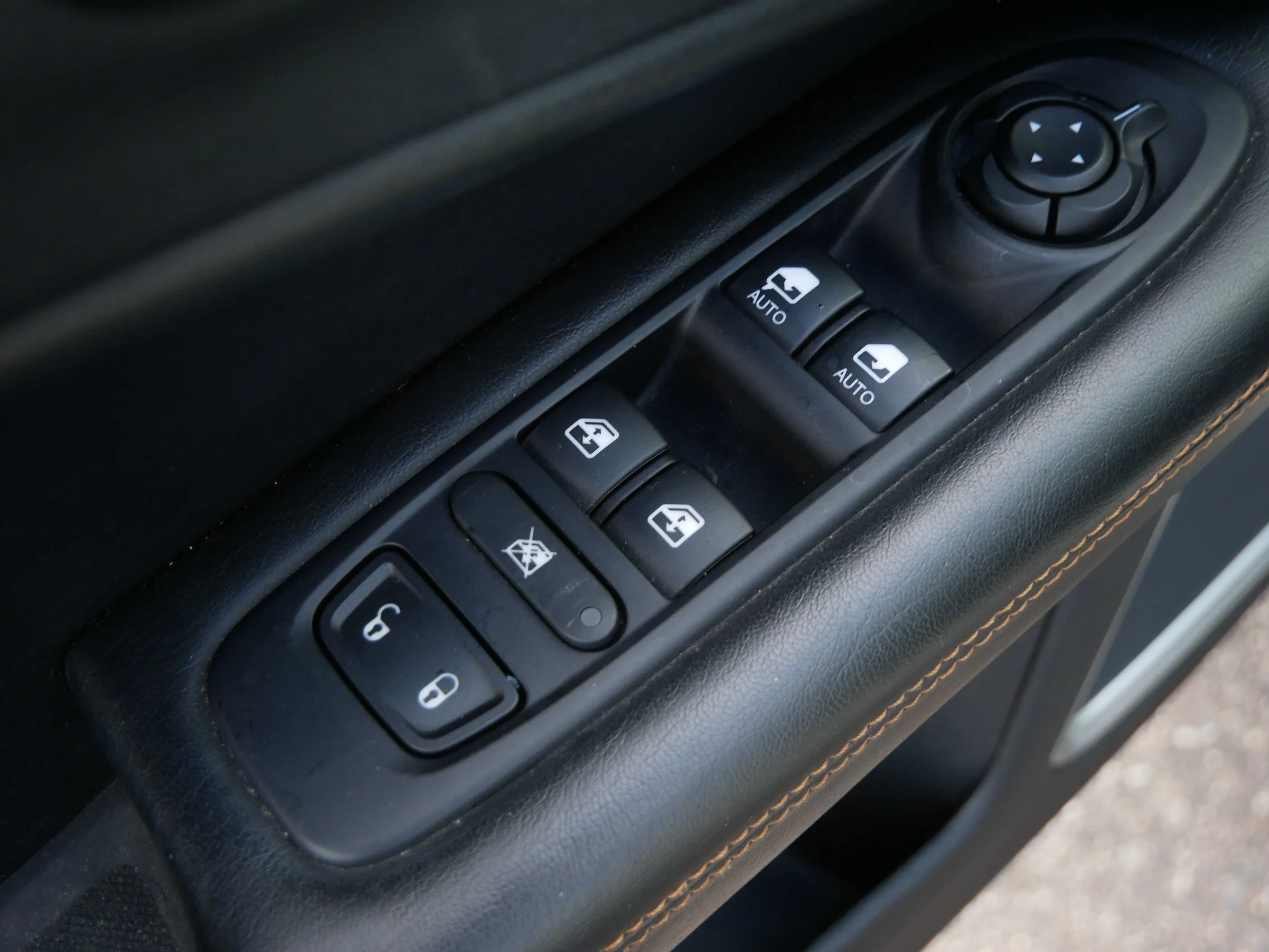 Used 2021 Pearl White Tri-Coat Jeep Limited image 22