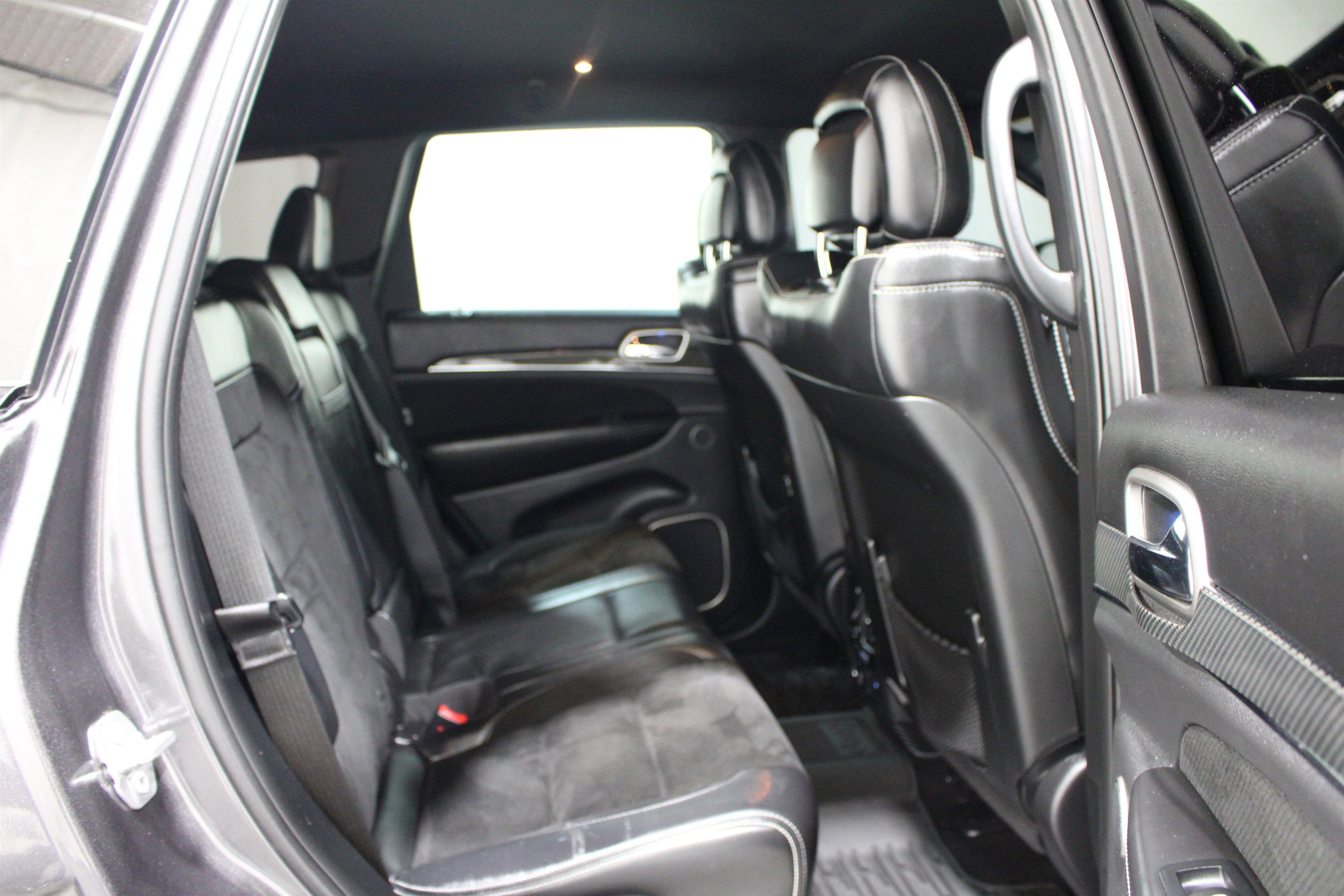 Used 2017 Granite Crystal Metallic Clearcoat Jeep SRT image 27