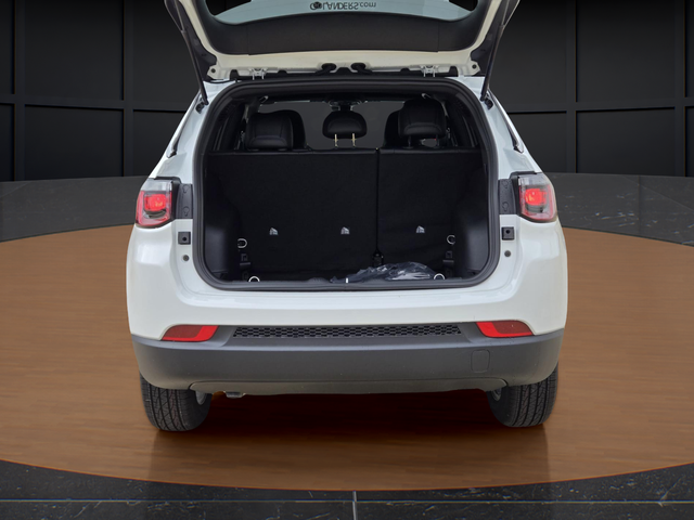 New 2026 Bright White Clearcoat Jeep Latitude image 5